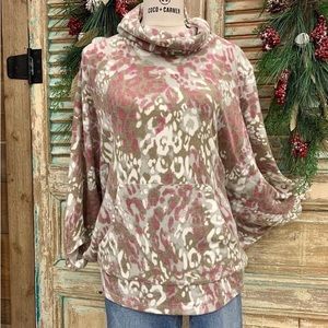 EUC gorgeous boutique super soft top